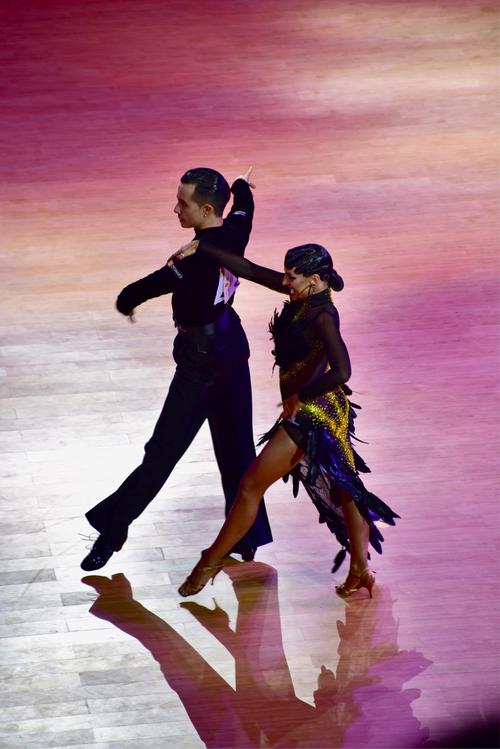 体育舞蹈两大比赛,中外选手呈现精彩.(1)拉丁舞